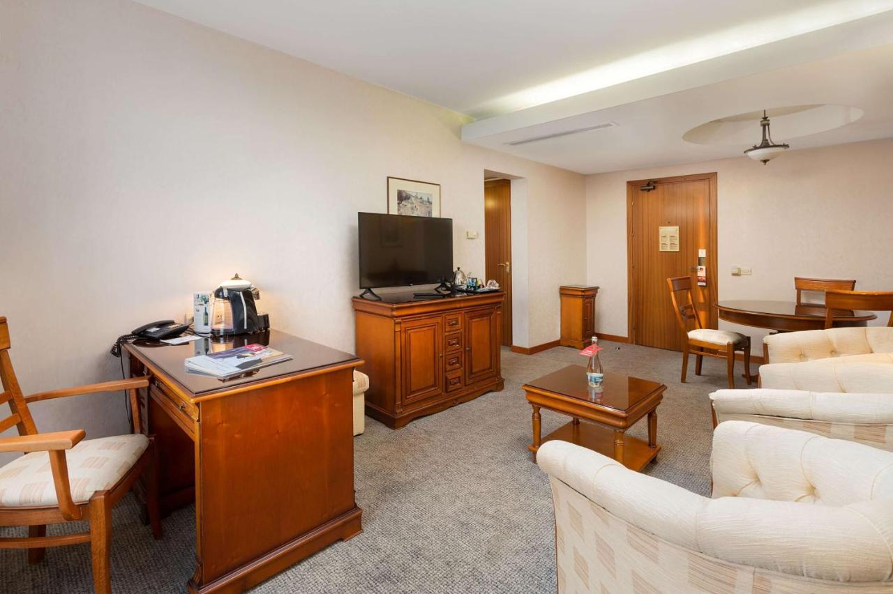 Ramada By Wyndham Parc 4*